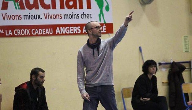 Avoir été assistant coach d’une équipe pro, me donne l’envie de devenir directeur sportif.