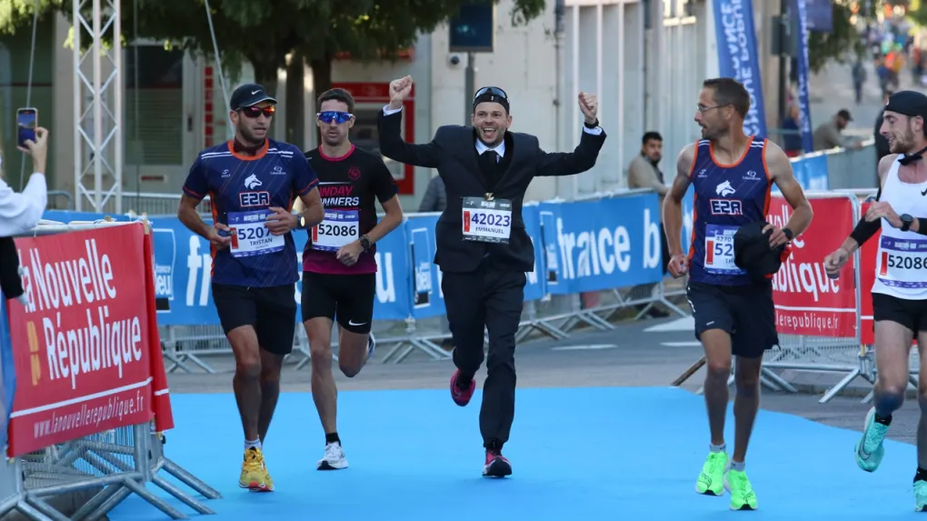 Emmanuel Bonnier, angevin d’origine, est recordman du monde de marathon en costume !